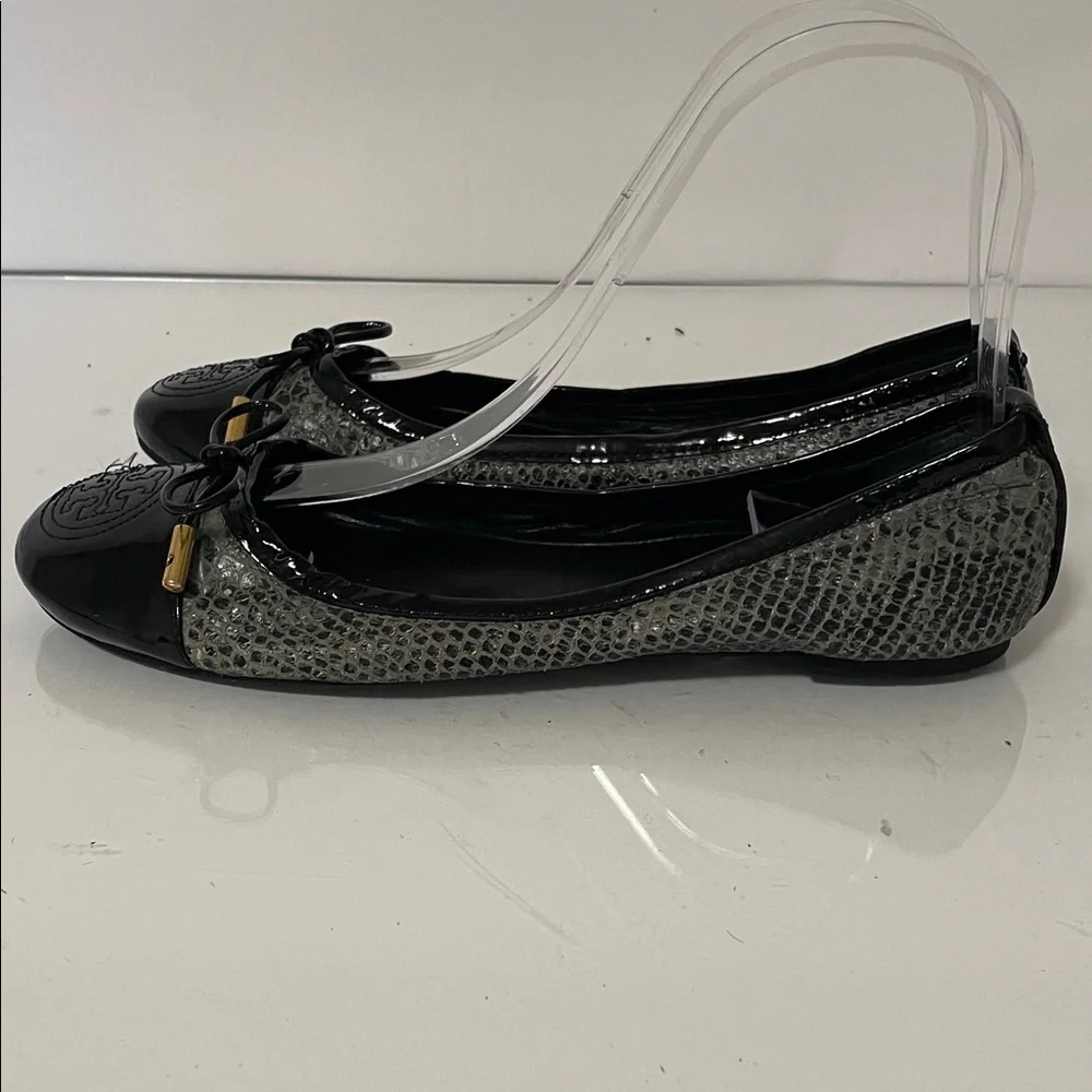 Tory Burch Black and Textured Gray Loafers with Bow - Picture 3 of 10